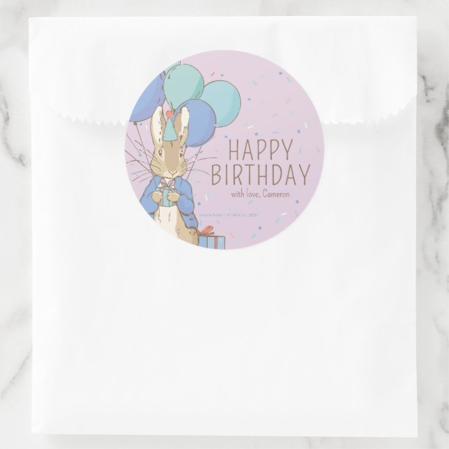 Peter Rabbit | Happy Birthday von Runder Aufkleber (Tasche)