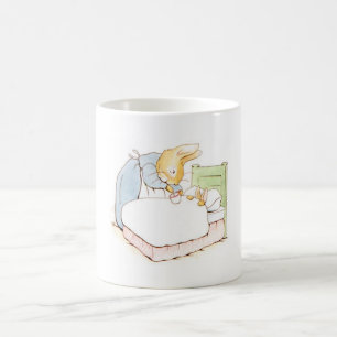 Peter Rabbit in Bed (wird von seiner Mutter Gefütt Kaffeetasse