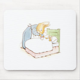Peter Rabbit in Bed (wird von seiner Mutter Gefütt Mousepad