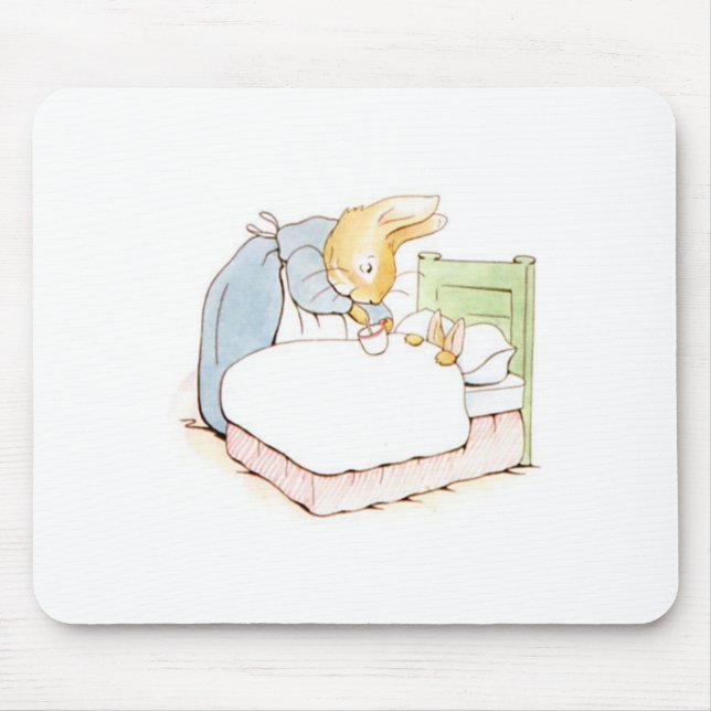 Peter Rabbit in Bed (wird von seiner Mutter Gefütt Mousepad (Vorne)