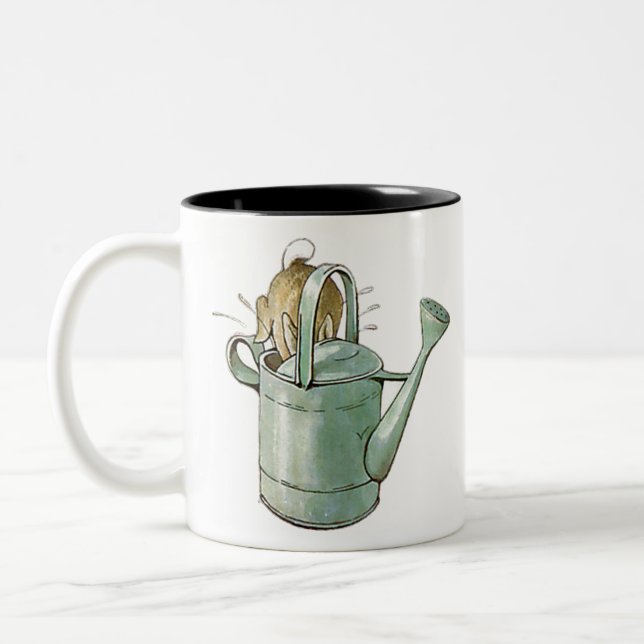 PETER RABBIT tauchte zuerst in die Dose, um sich z Zweifarbige Tasse (Links)