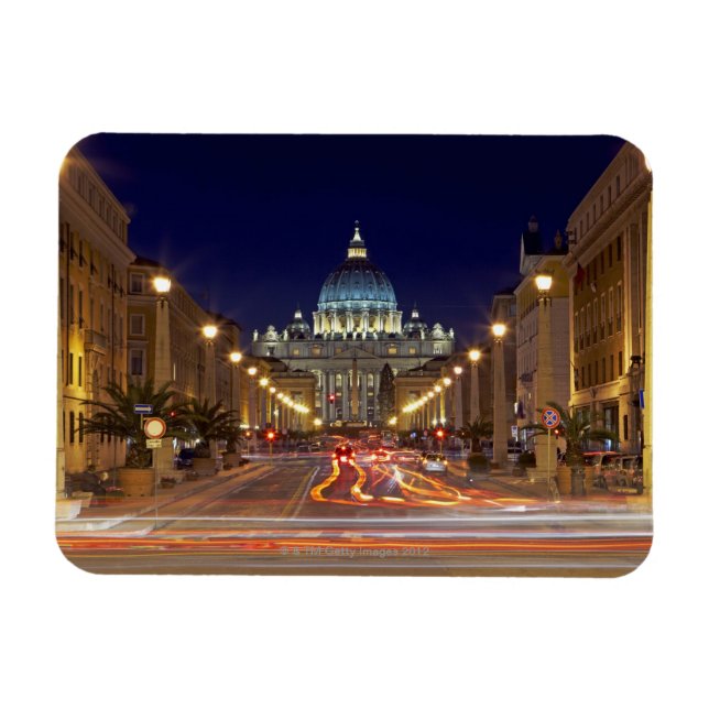 Petersdom gegen Ende der Straße in der Nacht Magnet (Horizontal)