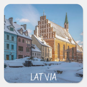 Peterskirche im Winter in Riga, Lettland Quadratischer Aufkleber