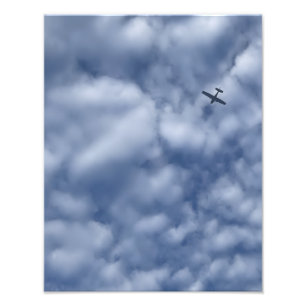Petit avion volant dans un ciel bleu nuageux Photo