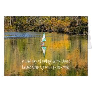 PETIT BATEAU À VOILE SUR LE LAC AVEC RÉFLEXIONS D'