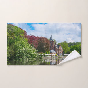 Petit château près d'un lac à Bruges, Belgique