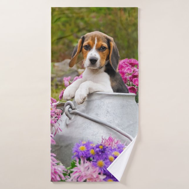 Petit chien Beagle coquelicot dans une église de l (Serviette de bain)