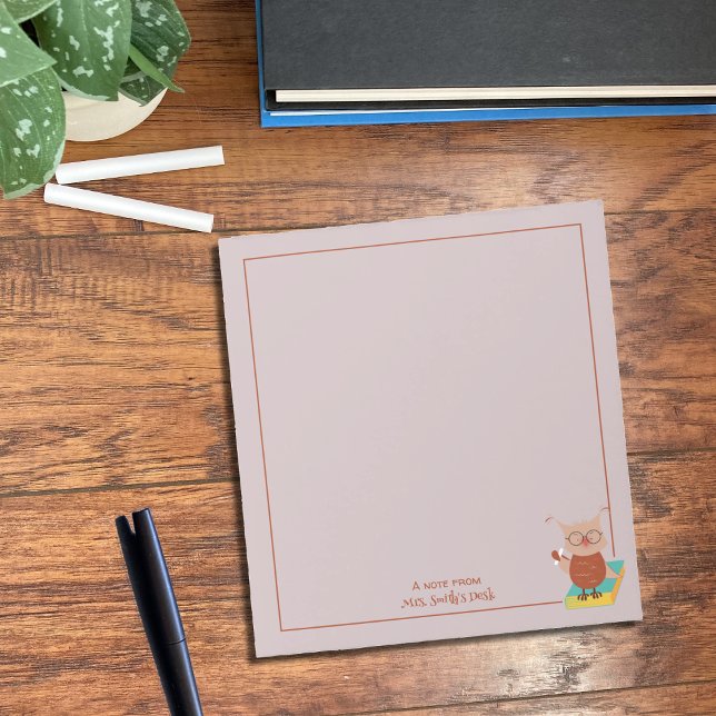Petit Chouette Sur Un Bloc-Notes Pour Un Professeu (Créateur téléchargé)