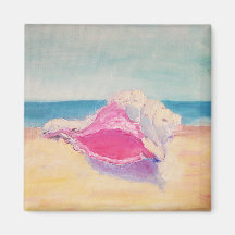 Petit coquille rose sur le sable par aimant marin