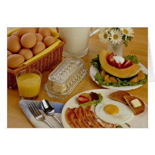 Petit-déjeuner de bacon, oeufs et cruche de lait