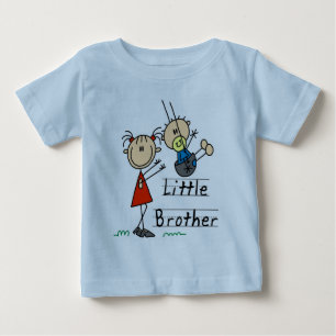 Petit frère avec des T-shirts de grande soeur