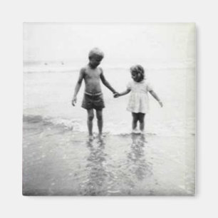 Petit garçon et fille tenant la main aimant