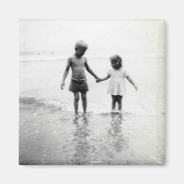 Petit garçon et fille tenant la main aimant (Devant)