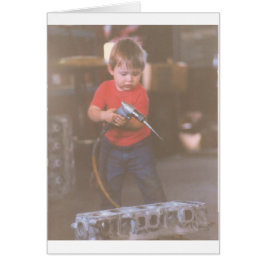 Petit Garçon mignon à l'aide des outils