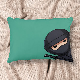 Petit guerrier ninja sur un coussin d'accent vert