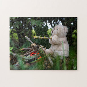 Petit ours assis près d'un feu de camp. Puzzle