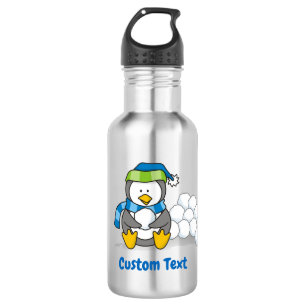 Petit pingouin assis avec une bouteille d'eau de b