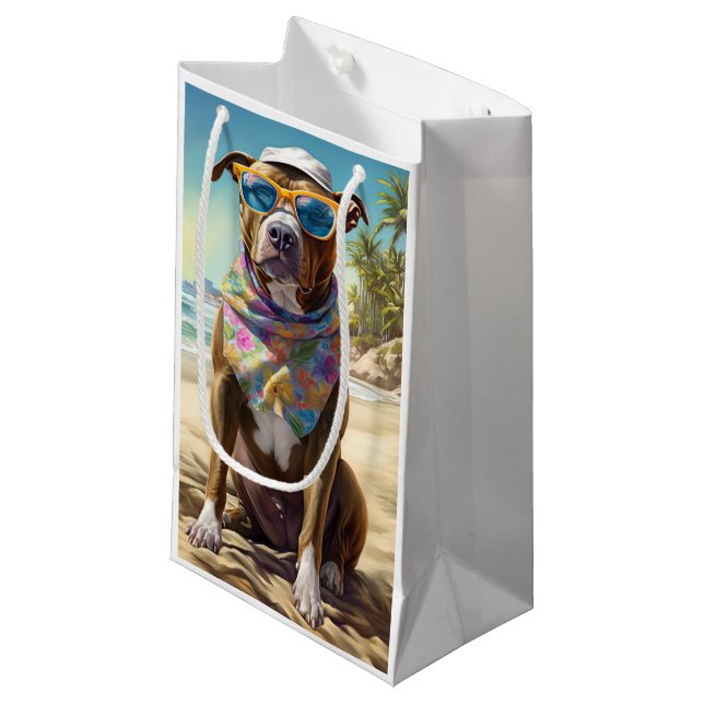 Petit Sac Cadeau American Staffordshire sur la plage, cadeau d'été (Devant Angle)