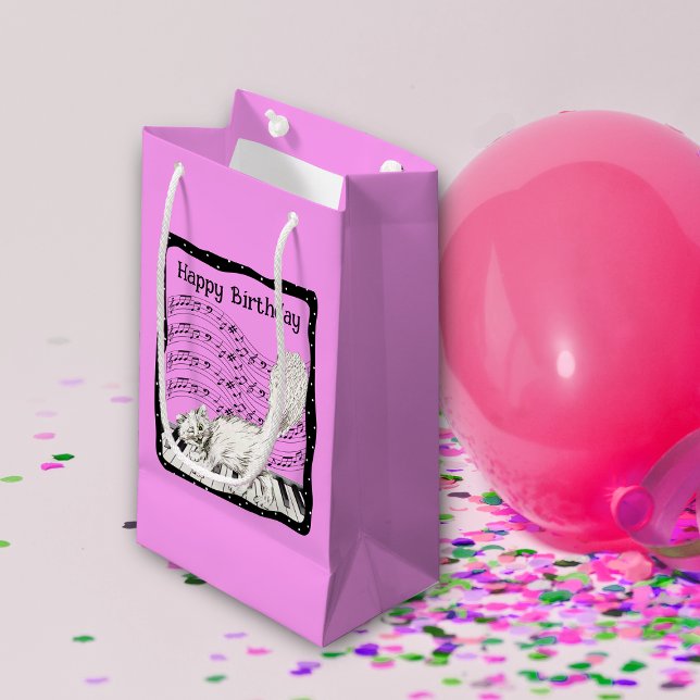 Petit Sac Cadeau Chat d'anniversaire sur la feuille de piano Musiqu (White happy cat on piano keys bars of music notes in black frame on bright pink birthday gift bag.)