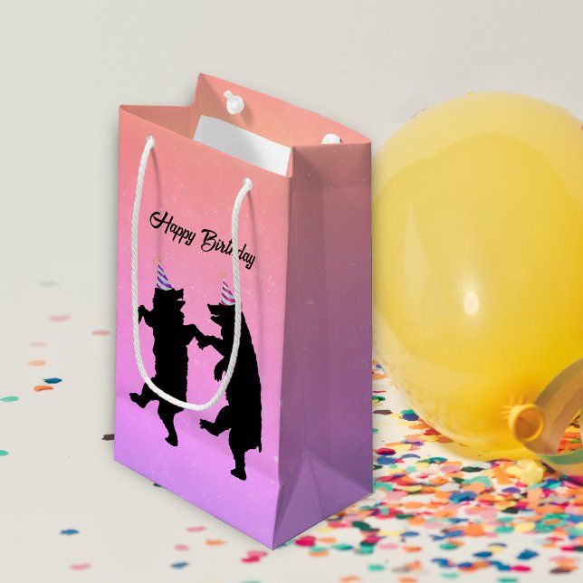Petit Sac Cadeau Deux Casquettes de la fête des ours noirs (Two happy black bears dancing wearing party hats on peach, pink purple Birthday gift bag.)