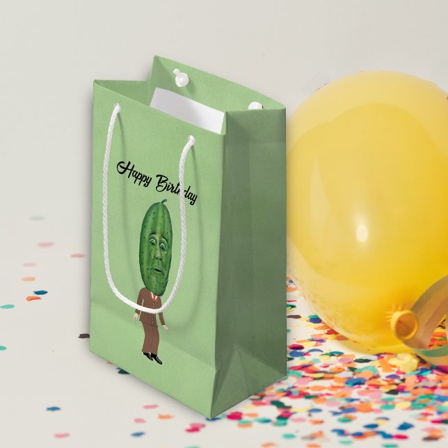 Petit Sac Cadeau Homme Avec Grosse Tête De Pickle Surpris Face Vert (Funny man in brown suit big pickle head with face on light green Birthday gift bag.)