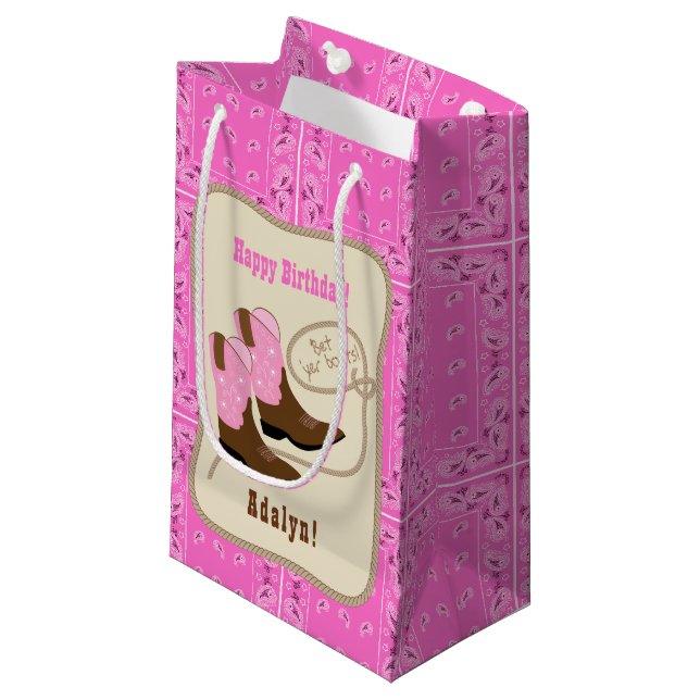 Petit Sac Cadeau Joyeux Anniversaire Bottes de fille rose et Bandan (Devant Angle)