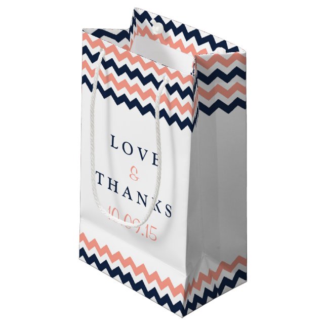 Petit Sac Cadeau La collection Mariage moderne Chevron - Rose & Nav (Devant Angle)