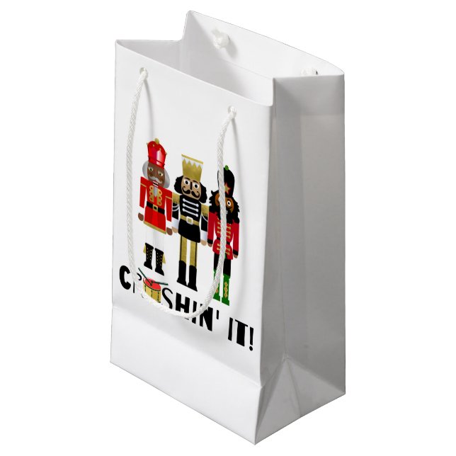 Petit Sac Cadeau Le cercueil noir "Crushin' It" Sac-cadeau avec tam (Devant Angle)