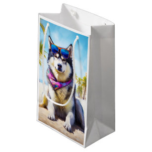 Petit Sac Cadeau Malamute d'Alaska sur la plage, cadeau d'été