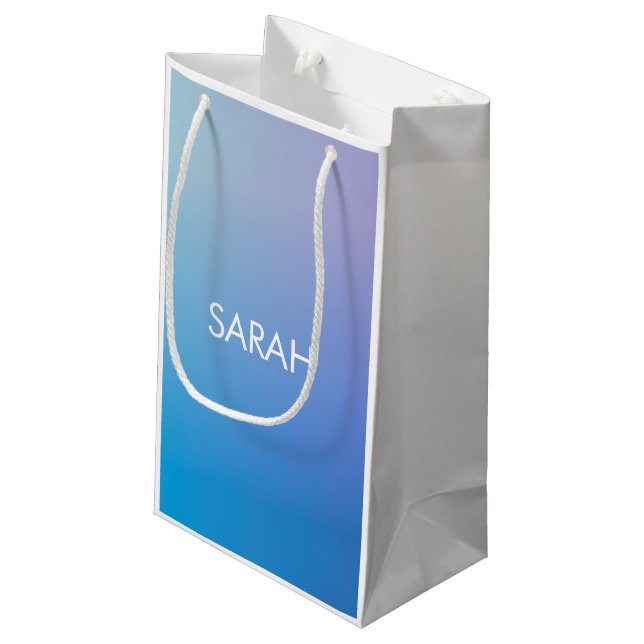 Petit Sac Cadeau Monogramme de dégradé bleu (Dos Angle)