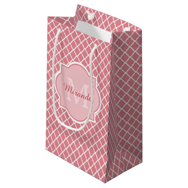 Petit Sac Cadeau Monogramme de Quatrefoil Rose Chic Avec Nom (Devant Angle)