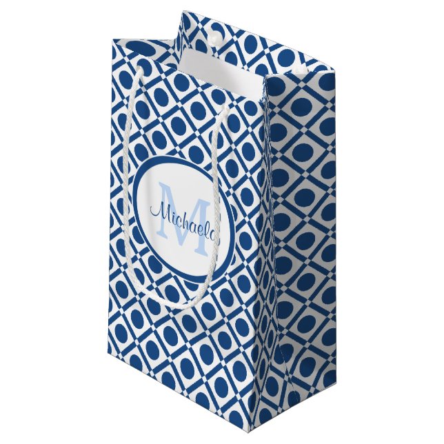 Petit Sac Cadeau Monogramme géométrique bleu et blanc moderne avec  (Devant Angle)