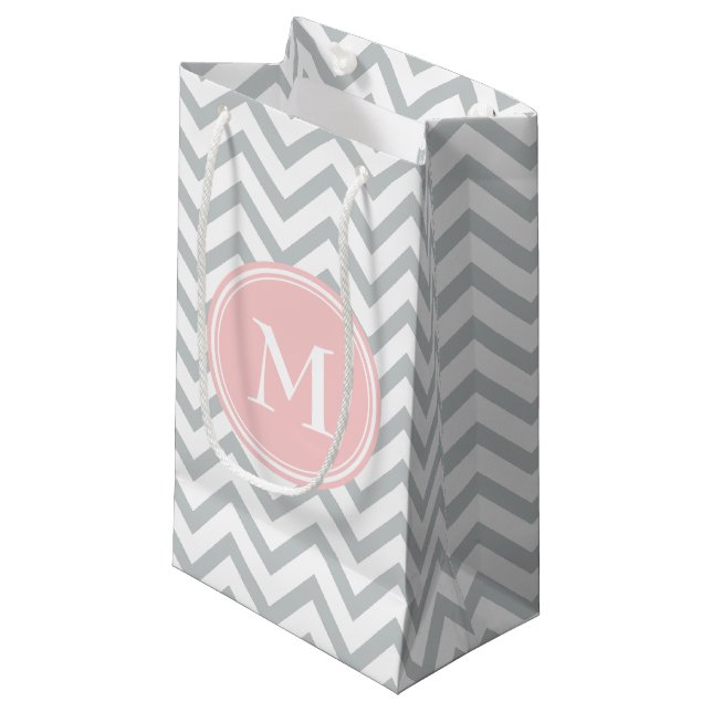 Petit Sac Cadeau Rose et gris de monogramme de Chevron (Devant Angle)