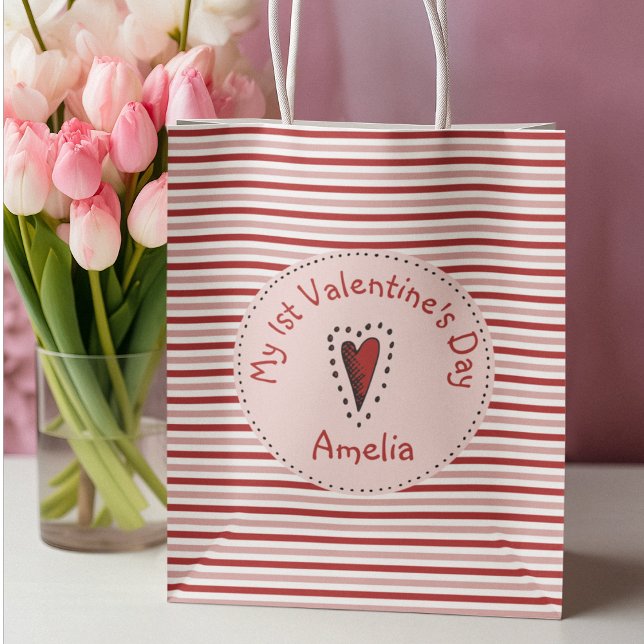 Petit Sac Cadeau Rouge rose et blanc Grandes Bébés Premier Valentin (Cute Baby's First Valentine's Day Gift Bag. Editable Text. Modern Pink and Red Stripes Pattern.)