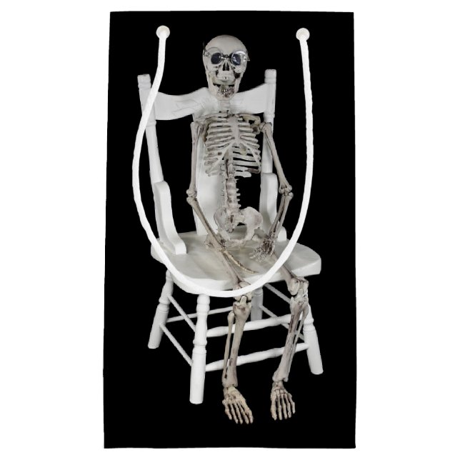 Petit Sac Cadeau squelette assis sur une chaise blanche (Devant)
