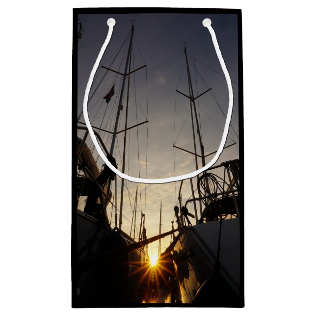 Petit Sac Cadeau Tegenlicht bij 2 zeilboten in de haven. (Dos)