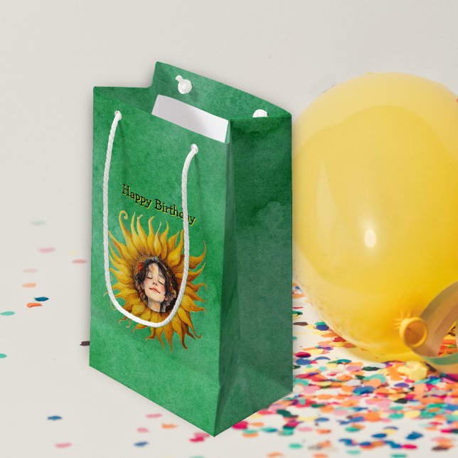 Petit Sac Cadeau Tournesol brillant avec les filles visage sur vert (cute girl's face in center of bright yellow sunflower on green Birthday gift bag.)
