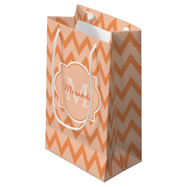 Petit Sac Cadeau Trendy Orange Chevron Zigzag Nom et Monogramme (Devant Angle)