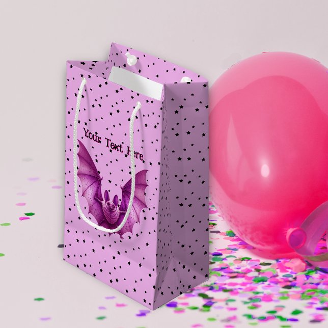 Petit Sac Cadeau Vibrant Éffrayant rose Volant Chauve Étoiles Noire (Vibrant pink flying bat  with little black stars on pink Gothic theme gift bag.)