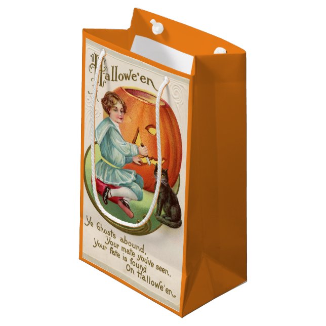 Petit Sac Cadeau Victorian Boy Carving Citrouille Halloween (Devant Angle)