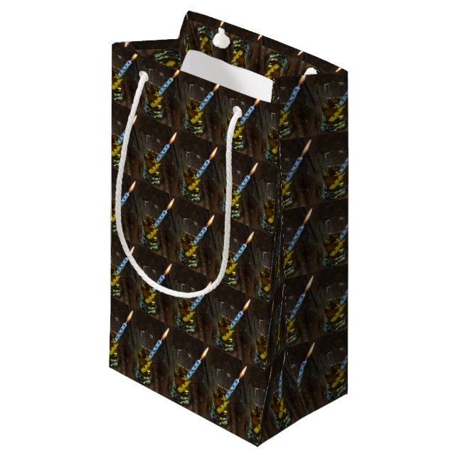 Petit Sac Cadeau whisky d'anniversaire avec bougie (Devant Angle)