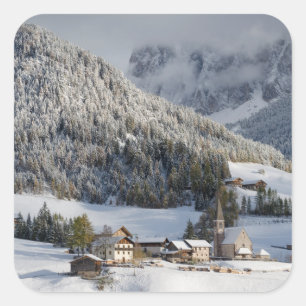 Petit village alpin dans la neige autocollant carr