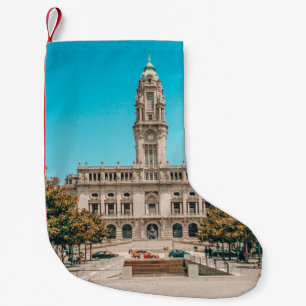 PETITE CHAUSSETTE DE NOËL BÂTIMENT EN BÉTON BLANC SOUS LE CIEL BLEU PENDANT
