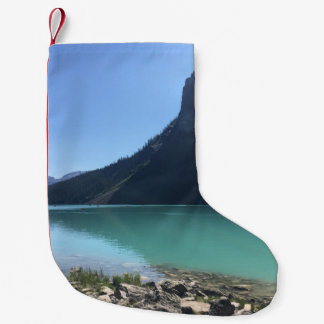 PETITE CHAUSSETTE DE NOËL CANOES MULTICOLORES MOUILLÉS DANS UN QUAI AU LAC