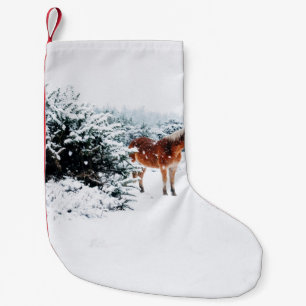 PETITE CHAUSSETTE DE NOËL CHEVAL DANS LA NEIGE TOMBANTE