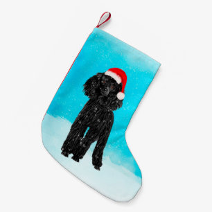 Petite Chaussette De Noël Chien de caniche se reposant dans la neige avec le