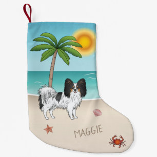 Petite Chaussette De Noël Chien Papillon tricolore sur une plage tropicale d