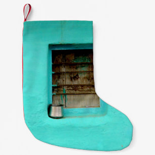PETITE CHAUSSETTE DE NOËL CONTENEUR EN ACIER GRIS SUR LA FENÊTRE AVEC PEINTU