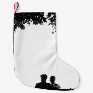 PETITE CHAUSSETTE DE NOËL COUPLE ASSIS SUR LE BANC SOUS L'ARBRE GRAYSCALE PH