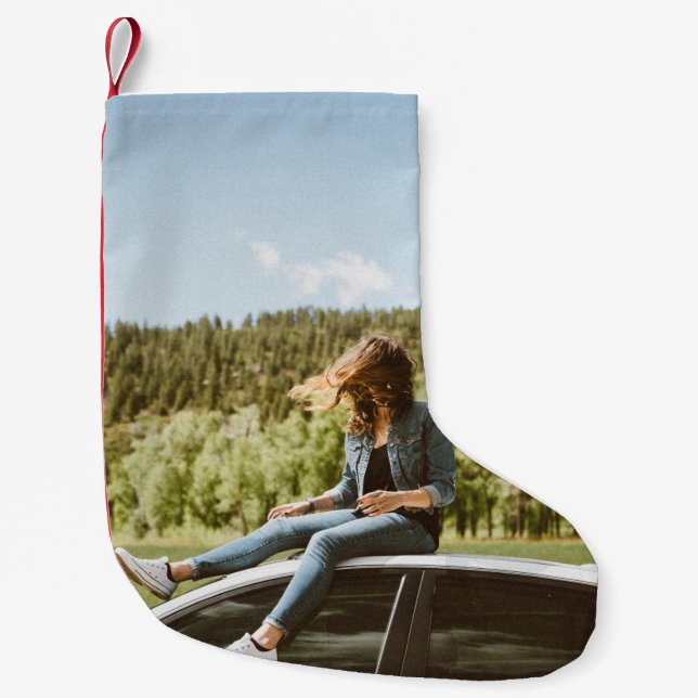 Petite Chaussette De Noël Femme assise sur le toit de berline blanche (Devant)